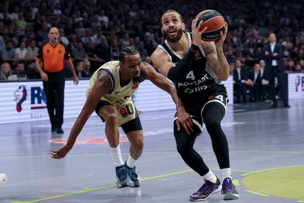 Partizan v Barcelona, Euroleague, season 2025 2026, round 8 Belgrade, Serbia. 31th Oct, 2025. Partizan s Duane Washington (R) vies with Barcelona s Kevin Punter (L) during Euroleague basketball match between Partizan and Barcelona on October 31. 2025. in Belgrade, Serbia. Belgrade Serbia Copyright: xPedjaxMilosavljevic STARSPORTx