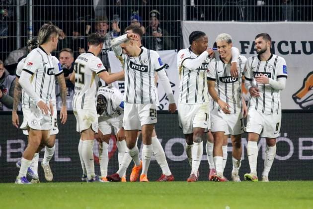 31 10 2025, xmohx, Fussball 2 Bundesliga, SV Elversberg Hannover 96 v l Torjubel nach dem Tor zum celebrating the goal celebrate 2 1 durch Bambase Conte SV Elversberg DFL DFB REGULATIONS PROHIBIT ANY USE OF PHOTOGRAPHS as IMAGE SEQUENCES and or QUASI VIDEO Elversberg