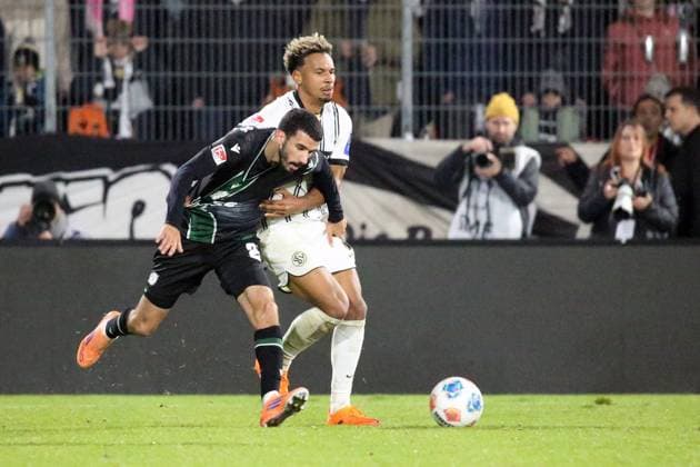 31 10 2025, xmohx, Soccer 2 Bundesliga, SV Elversberg Hannover 96 v l Bambase Conte SV Elversberg Waniss Taibi Hannover 96 Zweikampf, Aktion, action, battle for the ball DFL DFB REGULATIONS PROHIBIT ANY USE OF PHOTOGRAPHS as IMAGE SEQUENCES and or QUASI VIDEO Elversberg