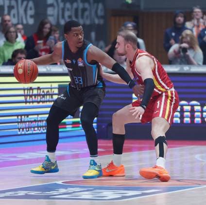 In the picture from left Eric Washington Science City Jena, 33 against Lukas Herzog Wuerzburg Baskets, 1 31 10 2025, Basketball, Fitness First Wuerzburg Baskets vs Science City Jena, easyCredit BBL, Matchday 6, Germany, Wuerzburg, tectake Arena, Copyright: HMBxMedia xJulienxBecker