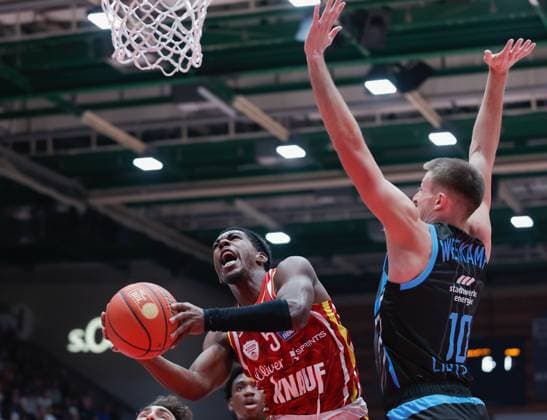 In the picture from left Marcus Carr Wuerzburg Baskets, 5 against Joe Wieskamp Science City Jena, 10 31 10 2025, Basketball, Fitness First Wuerzburg Baskets vs Science City Jena, easyCredit BBL, Matchday 6, Germany, Wuerzburg, tectake Arena, Copyright: HMBxMedia xJulienxBecker