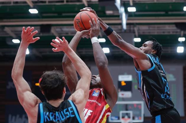 In the picture from left Johnathan Stove Wuerzburg Baskets, 22 is blocked by Keith Braxton Jr Science City Jena, 13 31 10 2025, Basketball, Fitness First Wuerzburg Baskets vs Science City Jena, easyCredit BBL, Matchday 6, Germany, Wuerzburg, tectake Arena, Copyright: HMBxMedia xJulienxBecker