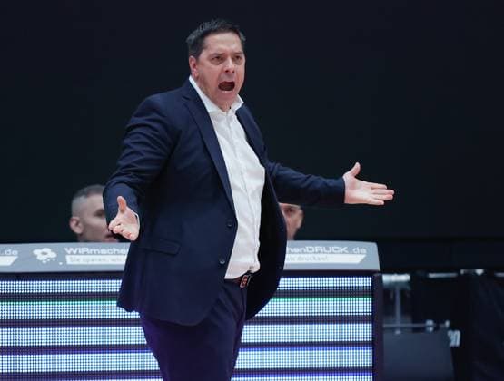 In the picture Head Coach Sasa Filipovski Wuerzburg Baskets with instructions 31 10 2025, Basketball, Fitness First Wuerzburg Baskets vs Science City Jena, easyCredit BBL, Matchday 6, Germany, Wuerzburg, tectake Arena, Copyright: HMBxMedia xJulienxBecker