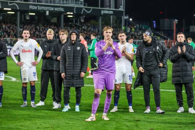 31 10 2025, 2 Bundesliga, Matchday 11, Preußen Münster Holstein Kiel, Holstein Kiel team stands disappointed in front of the fans Münster Preußen Stadion NRW Germany xRHR PHOTO DEx Copyright: RHR-FOTOx RHR-FOTO DE