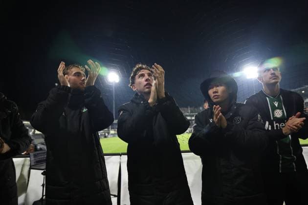 31 10 2025, Football, Men, 2 Bundesliga, Season 2025 2026, SV 07 Elversberg Hannover 96, Jannik Rochelt Hannover 96 , Kolja Nuno Oudenne Hannover 96 , Hayate Matsuda Hannover 96 Elversberg Ursapharm Arena an der Kaiserlinde Saarland Germany EN Copyright: xSebastianxBachx