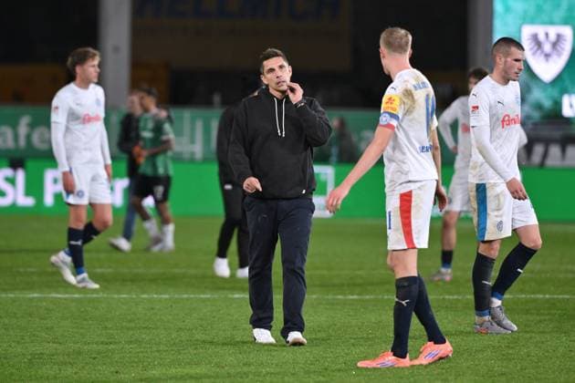 Coach Marcel Rapp Holstein Kiel with Alexander Bernhardsson Holstein Kiel after the defeat 31 10 2025, Soccer 2 Bundesliga, Season 2025 2026, 11 Matchday, Preußen Münster Holstein Kiel DFL regulations prohibit any use of photographs as image sequences and or quasi video Muenster Preussenstadion Nordrhein Westfalen Germany Team2