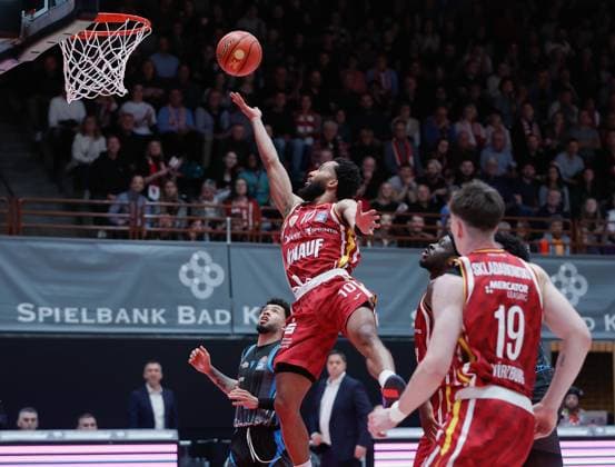 In the picture Davion Mintz Wuerzburg Baskets, 10 with the basket shot 31 10 2025, Basketball, Fitness First Wuerzburg Baskets vs Science City Jena, easyCredit BBL, Matchday 6, Germany, Wuerzburg, tectake Arena, Copyright: HMBxMedia xJulienxBecker