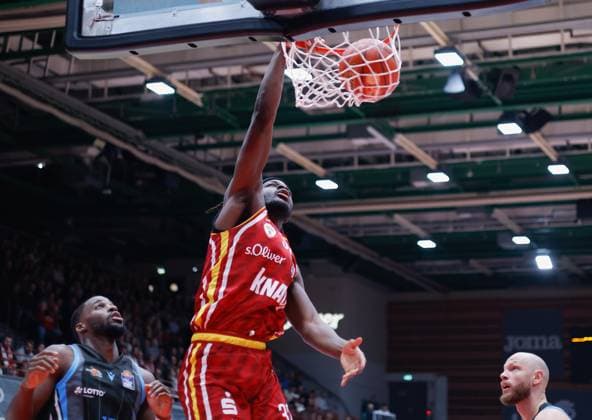 In the picture from left Naz Bohannon Science City Jena, 15 , Charles Thompson Wuerzburg Baskets, 32 with the dunk and Robin Christen Science City Jena, 8 31 10 2025, Basketball, Fitness First Wuerzburg Baskets vs Science City Jena, easyCredit BBL, Matchday 6, Germany, Wuerzburg, tectake Arena, Copyright: HMBxMedia xJulienxBecker