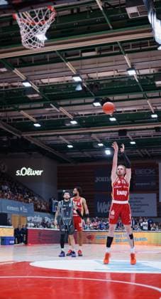 In the picture Lukas Herzog Wuerzburg Baskets, 1 with the free throws 31 10 2025, Basketball, Fitness First Wuerzburg Baskets vs Science City Jena, easyCredit BBL, Matchday 6, Germany, Wuerzburg, tectake Arena, Copyright: HMBxMedia xJulienxBecker
