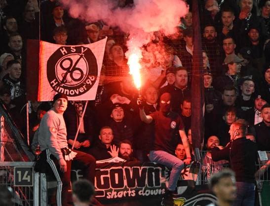 Soccer 2 Bundesliga Season 2025 26 31 10 2025 Ursapharm Arena SV Elversberg elv Hannover 96 h 2 2 During the whole match Pyro of Hannover fans Soccer 2 Bundesliga SV Elversberg
