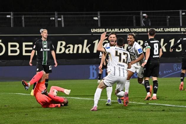 31 10 2025, xjrdrx, Fußball 2 Bundesliga, SV Elversberg Hannover 96 v l Torjubel nach dem Tor zum celebrating the goal celebrate 2 1 durch Bambase Conte SV Elversberg DFL DFB REGULATIONS PROHIBIT ANY USE OF PHOTOGRAPHS as IMAGE SEQUENCES and or QUASI VIDEO Elversberg