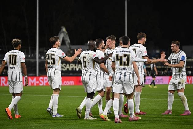 31 10 2025, xjrdrx, Fußball 2 Bundesliga, SV Elversberg Hannover 96 v l Torjubel nach dem Tor zum celebrating the goal celebrate 2 1 durch Bambase Conte SV Elversberg DFL DFB REGULATIONS PROHIBIT ANY USE OF PHOTOGRAPHS as IMAGE SEQUENCES and or QUASI VIDEO Elversberg
