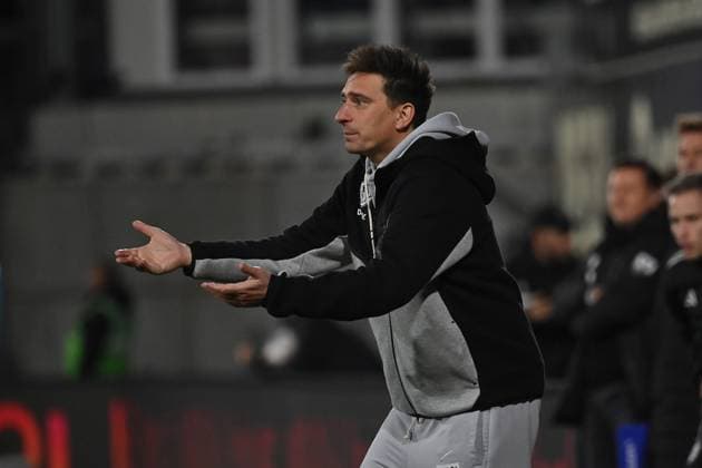 31 10 2025, xjrdrx, Soccer 2 Bundesliga, SV Elversberg Hannover 96 v l Coach Vincent Wagner SV Elversberg gives instructions, gesticulates, gesticulate with arms gives instructions, gesticulate DFL DFB REGULATIONS PROHIBIT ANY USE OF PHOTOGRAPHS as IMAGE SEQUENCES and or QUASI VIDEO Elversberg