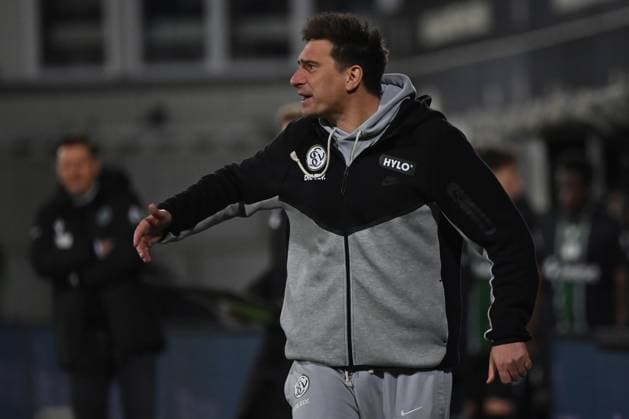 31 10 2025, xjrdrx, Soccer 2 Bundesliga, SV Elversberg Hannover 96 v l Coach Vincent Wagner SV Elversberg gives instructions, gesticulates, gesticulate with arms gives instructions, gesticulate DFL DFB REGULATIONS PROHIBIT ANY USE OF PHOTOGRAPHS as IMAGE SEQUENCES and or QUASI VIDEO Elversberg