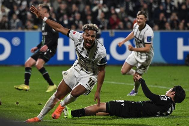 31 10 2025, xjrdrx, Fußball 2 Bundesliga, SV Elversberg Hannover 96 v l Torjubel nach dem Tor zum celebrating the goal celebrate 2 1 durch Bambase Conte SV Elversberg DFL DFB REGULATIONS PROHIBIT ANY USE OF PHOTOGRAPHS as IMAGE SEQUENCES and or QUASI VIDEO Elversberg