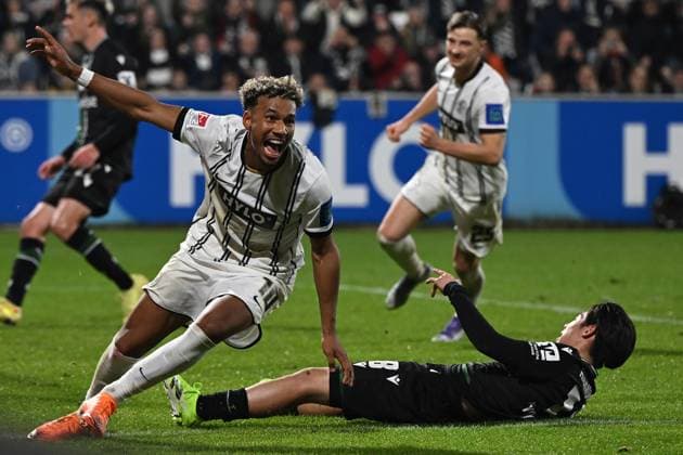 31 10 2025, xjrdrx, Fußball 2 Bundesliga, SV Elversberg Hannover 96 v l Torjubel nach dem Tor zum celebrating the goal celebrate 2 1 durch Bambase Conte SV Elversberg DFL DFB REGULATIONS PROHIBIT ANY USE OF PHOTOGRAPHS as IMAGE SEQUENCES and or QUASI VIDEO Elversberg