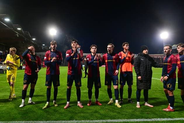 Disappointed Unterhaching players thank the fans, thank, thanks, celebrate, optimistic, 31 10 2025, Unterhaching Germany , Football, Regionalliga Bayern, SpVgg Unterhaching FC Würzburger Kickers xslx