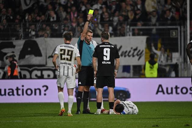 31 10 2025, xjrdrx, Soccer 2 Bundesliga, SV Elversberg Hannover 96 v l Referee Referee Timo Gerach shows Benjamin Källmann Hannover 96 the yellow card DFL DFB REGULATIONS PROHIBIT ANY USE OF PHOTOGRAPHS as IMAGE SEQUENCES and or QUASI VIDEO Elversberg