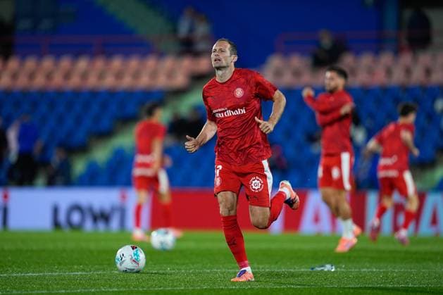 October 31, 2025, Getafe, Madrid, Spain: Daley Blind of Girona FC warms up during the Spanish League, LaLiga EA Sports, football match played between Getafe CF and Girona FC at Coliseum de Getafe stadium on October 31, 2025, in Getafe, Spain. Getafe Spain - ZUMAa181 20251031_zaa_a181_101 Copyright: xDennisxAgyemanx