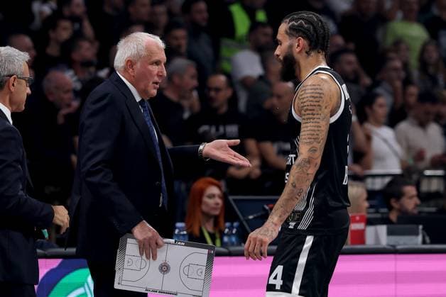Partizan v Barcelona, Euroleague, season 2025 2026, round 8 Belgrade, Serbia. 31th Oct, 2025. Head Coach of Partizan, Zeljko Obradovic and Duane Washington during Euroleague basketball match between Partizan and Barcelona on October 31. 2025. in Belgrade, Serbia. Belgrade Serbia Copyright: xPedjaxMilosavljevic STARSPORTx