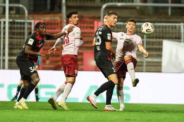 3 Liga FC Viktoria Köln FC Ingolstadt 04 duel Battle for the ball Ronstadt Frank 34 VK Davide Sekulovic 33, FCI Greger Christoph 15 VK Mads Borchers 9, FCI 3 Liga FC Ingolstadt 04 Season 2025 2026 FC Viktoria Köln