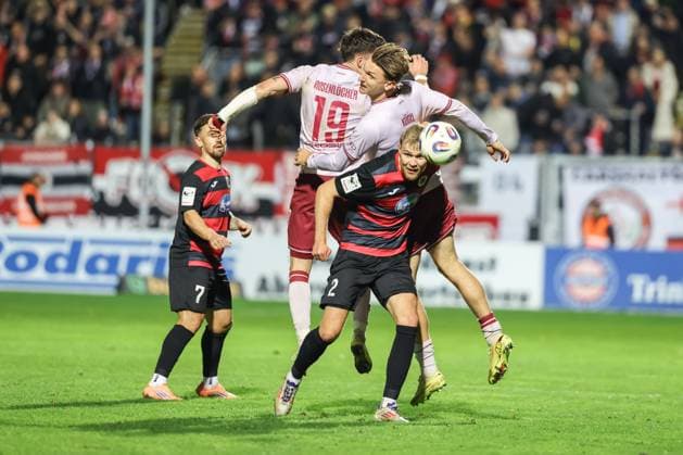3 Liga FC Viktoria Köln FC Ingolstadt 04 duel Fight for the ball Julian Kügel 29, FCI Linus Rosenlöcher 19, FCI Dietz Lars 2 VK Handle Simon 7 VK 3 Liga FC Ingolstadt 04 Season 2025 2026 FC Viktoria Köln