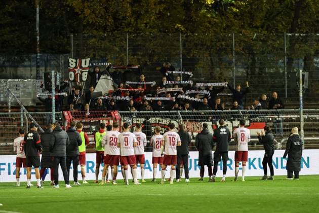 3 Liga FC Viktoria Köln FC Ingolstadt 04 defeat, hanging heads Players thank the fans who traveled with them 3 Liga FC Ingolstadt 04 Season 2025 2026 FC Viktoria Köln