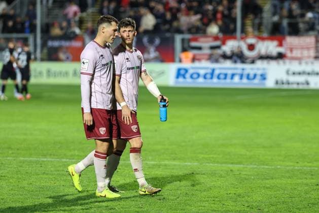 3 Liga FC Viktoria Köln FC Ingolstadt 04 defeat, hanging heads Players thank the fans Jonas Scholz 15, FCI Linus Rosenlöcher 19, FCI 3 Liga FC Ingolstadt 04 Season 2025 2026 FC Viktoria Köln