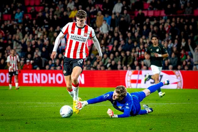 PSV Eindhoven midfielder Guus Til, Fortuna Sittard goalkeeper Mattijs Branderhorst during the match PSV Eindhoven vs Fortuna Sittard at the Philips stadium for the Dutch Vriendenloterij Eredivisie season 2025-2026 in EINDHOVEN, Netherlands on 31 oktober 2025, (photo by Marcel van Dorst EYE4images DeFodi Images) PSV Eindhoven midfielder Guus Til, Fortuna Sittard goalkeeper Mattijs Branderhorst during the match PSV Eindhoven vs Fortuna Sittard at the Philips stadium for the Dutch Vriendenloterij Eredivisie season 2025 2026 in EINDHOVEN, Netherlands on 31 oktober 2025, photo by Marcel van Dorst EYE4images DeFodi Images