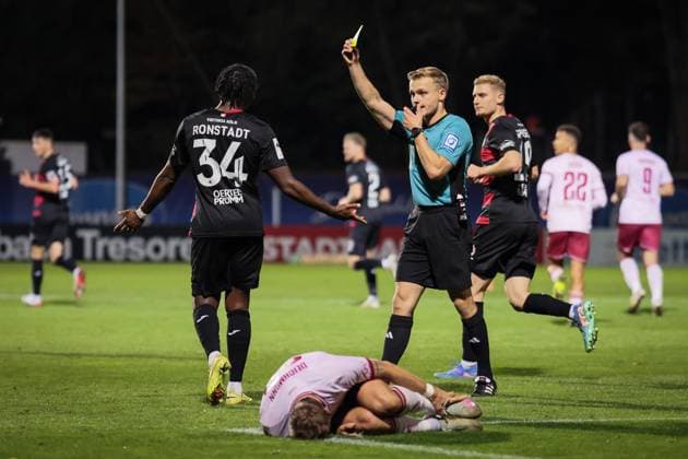 3 Liga FC Viktoria Köln FC Ingolstadt 04, 31 10 2025 Yellow card for Frank Ronstadt FC Viktoria Köln, 34 Cologne, 31 10 2025, 13 matchday of the 3 Football League, FC Viktoria Köln FC Ingolstadt 04 at Sportpark Hoehenberg in Cologne The DFL regulations prohibit the use of photographs as image sequences and or quasi videos Copyright: xBEAUTIFULxSPORTS LeahxKohringx