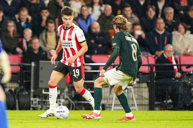 2025-10-31 PSV v Fortuna Sittard - Dutch Eredivisie EINDHOVEN, NETHERLANDS - OCTOBER 31: Esmir Bajraktarevic of PSV, Jasper Dahlhaus of Fortuna Sittard during the Dutch Eredivisie match between PSV and Fortuna Sittard at Philips Stadium on October 31, 2025 in Eindhoven, Netherlands. Eindhoven Philips Stadium Netherlands Content not available for redistribution in The Netherlands directly or indirectly through any third parties. Copyright: xAndrexWeeningx