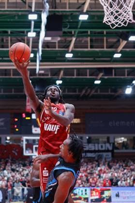In the picture from left Charles Thompson Wuerzburg Baskets, 32 against Keith Braxton Jr Science City Jena, 13 31 10 2025, Basketball, Fitness First Wuerzburg Baskets vs Science City Jena, easyCredit BBL, Matchday 6, Germany, Wuerzburg, tectake Arena, Copyright: HMBxMedia xJulienxBecker