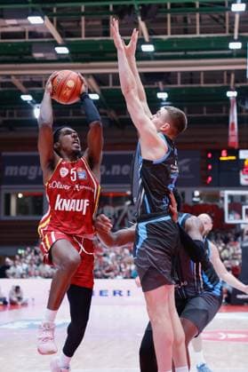 In the picture from left Marcus Carr Wuerzburg Baskets, 5 against Lorenz Bank Science City Jena, 25 and Great Osobor Science City Jena, 1 31 10 2025, Basketball, Fitness First Wuerzburg Baskets vs Science City Jena, easyCredit BBL, Matchday 6, Germany, Wuerzburg, tectake Arena, Copyright: HMBxMedia xJulienxBecker