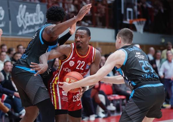 In the picture from left Great Osobor Science City Jena, 1 , Johnathan Stove Wuerzburg Baskets, 22 and Lorenz Bank Science City Jena, 25 31 10 2025, Basketball, Fitness First Wuerzburg Baskets vs Science City Jena, easyCredit BBL, Matchday 6, Germany, Wuerzburg, tectake Arena, Copyright: HMBxMedia xJulienxBecker