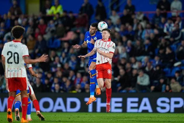 October 31, 2025, Getafe, Madrid, Spain: Diego Rico of Getafe CF and Viktor Tsygankov of Girona FC compete for the ball during the Spanish League, LaLiga EA Sports, football match played between Getafe CF and Girona FC at Coliseum de Getafe stadium on October 31, 2025, in Getafe, Spain. Getafe Spain - ZUMAa181 20251031_zaa_a181_135 Copyright: xDennisxAgyemanx