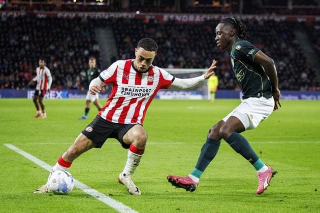 EINDHOVEN - (L-R) Ricardo Pepi of PSV Eindhoven and Ryan Fosso of Fortuna Sittard during the Dutch Eredivisie match between PSV Eindhoven and Fortuna Sittard at the Phillips Stadium on October 31, 2025, in Eindhoven, Netherlands. ANP IRIS VAN DEN BROEK Eredivisie 2025-2026 xVIxANPxSportx xxANPxIVx 540859692 originalFilename: 540859692.jpg