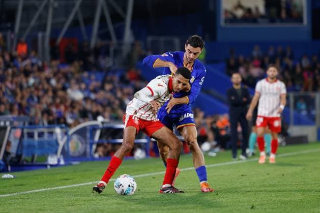 October 31, 2025, Getafe, Madrid, Spain: Azzedine Ounahi of Girona FC and Juan Iglesias of Getafe CF compete for the ball during the Spanish League, LaLiga EA Sports, football match played between Getafe CF and Girona FC at Coliseum de Getafe stadium on October 31, 2025, in Getafe, Spain. Getafe Spain - ZUMAa181 20251031_zaa_a181_146 Copyright: xDennisxAgyemanx