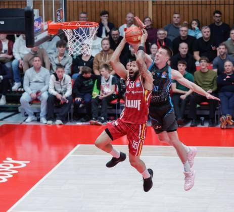 In the picture from left David Muenkat Wuerzburg Baskets, 55 is blocked by Joe Wieskamp Science City Jena, 10 31 10 2025, Basketball, Fitness First Wuerzburg Baskets vs Science City Jena, easyCredit BBL, Matchday 6, Germany, Wuerzburg, tectake Arena, Copyright: HMBxMedia xJulienxBecker