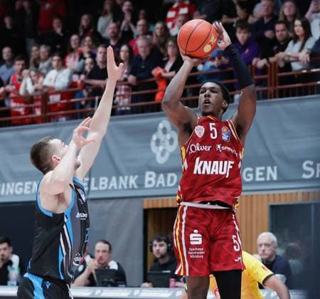 In the picture from left Lorenz Bank Science City Jena, 25 against Marcus Carrs three-pointer to equalize and double the lead Wuerzburg Baskets, 5 31 10 2025, Basketball, Fitness First Wuerzburg Baskets vs Science City Jena, easyCredit BBL, Matchday 6, Germany, Wuerzburg, tectake Arena, Copyright: HMBxMedia xJulienxBecker