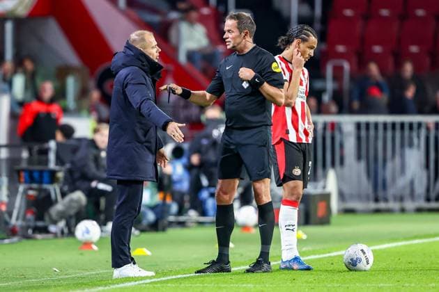 EINDHOVEN , 31-10-2025 , Philips Stadium , season 2025 2026 , Dutch football Eredivisie , match between PSV and Fortuna , picture shows Fortuna Sittard coach Danny Buijs and Bas Nijhuis PSV - Fortuna  x31784323x Copyright: