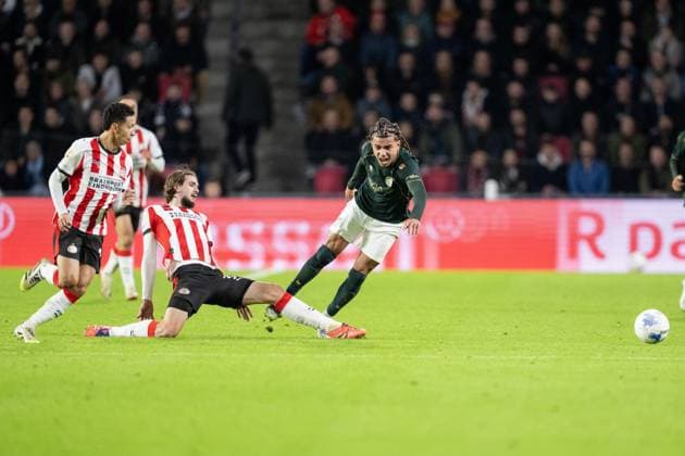 EINDHOVEN , 31-10-2025 , Philips Stadium , season 2025 2026 , Dutch Eredivisie football , match between PSV - Fortuna Sittard , picture shows PSV player Yarek Gasiorowski and Fortuna Sittard player Makan Aiko PSV - Fortuna  x31784374x Copyright: