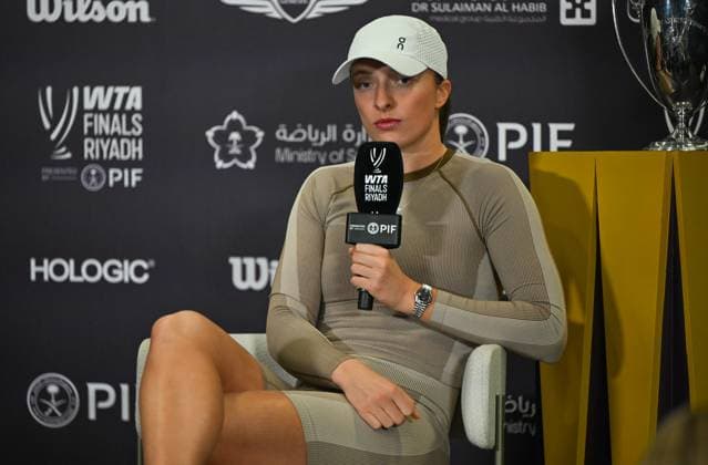WTA, Tennis Damen Finals 2025 - press conference, PK, Pressekonferenz RIYADH, SAUDI ARABIA OCTOBER 31: Iga Swiatek of Poland speaks to the media during a press conference on Media Day ahead of the WTA Finals Riyadh at King Saud University Indoor Arena in Riyadh, Saudi Arabia, October 31, 2025. Riyadh Saudi Arabia  Copyright: xArturxWidakx originalFilename:widak-wtafinal251031_npHvg.jpg