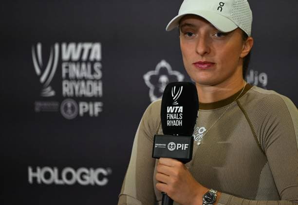 WTA, Tennis Damen Finals 2025 - press conference, PK, Pressekonferenz RIYADH, SAUDI ARABIA OCTOBER 31: Iga Swiatek of Poland speaks to the media during a press conference on Media Day ahead of the WTA Finals Riyadh at King Saud University Indoor Arena in Riyadh, Saudi Arabia, October 31, 2025. Riyadh Saudi Arabia  Copyright: xArturxWidakx originalFilename:widak-wtafinal251031_npoUX.jpg
