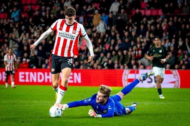 PSV Eindhoven midfielder Guus Til, Fortuna Sittard goalkeeper Mattijs Branderhorst during the match PSV Eindhoven vs Fortuna Sittard at the Philips stadium for the Dutch Vriendenloterij Eredivisie season 2025-2026 in EINDHOVEN, Netherlands on 31 oktober 2025, (photo by Marcel van Dorst EYE4images DeFodi Images) PSV Eindhoven midfielder Guus Til, Fortuna Sittard goalkeeper Mattijs Branderhorst during the match PSV Eindhoven vs Fortuna Sittard at the Philips stadium for the Dutch Vriendenloterij Eredivisie season 2025 2026 in EINDHOVEN, Netherlands on 31 oktober 2025, photo by Marcel van Dorst EYE4images DeFodi Images