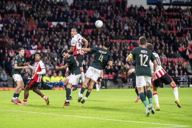 EINDHOVEN , 31-10-2025 , Philips Stadium , season 2025 2026 , Dutch Eredivisie football , match between PSV - Fortuna Sittard , picture shows PSV player Kiliann Sildillia with a header, PSV player Guus Til will score PSV - Fortuna  x31784547x Copyright: