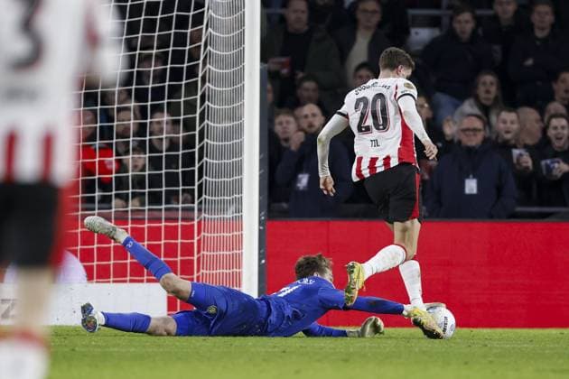 EINDHOVEN - (L-R) Fortuna Sittard goalkeeper Mattijs Branderhorst and Guus Til of PSV Eindhoven during the Dutch Eredivisie match between PSV Eindhoven and Fortuna Sittard at the Phillips Stadium on October 31, 2025, in Eindhoven, Netherlands. ANP MAURICE VAN STEEN Eredivisie 2025-2026 xVIxANPxSportx xxANPxIVx 540860801 originalFilename: 540860801.jpg