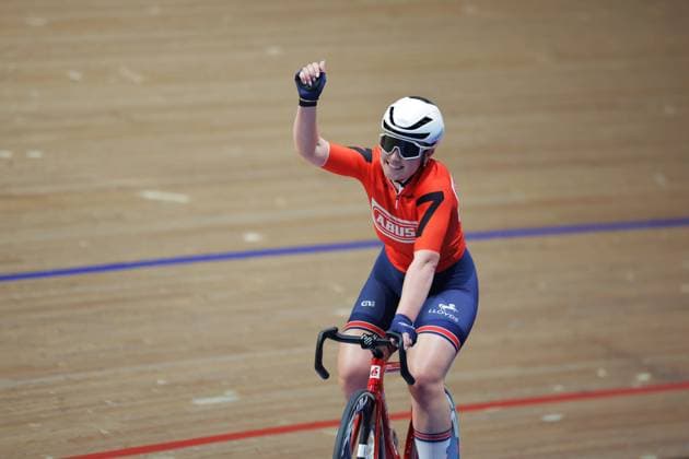 2025 London 3 Day Picture by Alex Whitehead SWpix.com - 31 10 2025 - Track cycling, Rad, Radsport, Bahnrad, Bahn - 2025 London 3 Day - Lee Valley VeloPark, London, England - Madison Women™s - Jenny Holl of Great Britain celebrates London Cycling England Copyright: x xSWpix.comx(t axPhotographyxHubxLtd)xAlexxWhitehead SWpix.comx SWP-3152-0026