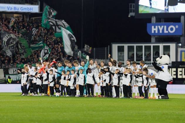 Both teams wave to the fans, SV Elversberg vs Hannover 96, Football, 2 Bundesliga, Matchday 11, Season 2025 2026, 31 10 2025 DFB regulations prohibit any use of photographs as image sequences and or quasi video SV Elversberg vs Hannover 96, Football, 2 Bundesliga, Matchday 11, Season 2025 2026, 31 10 2025 Copyright: xEibner-Pressefoto AlexanderxNeisx EP_ANS