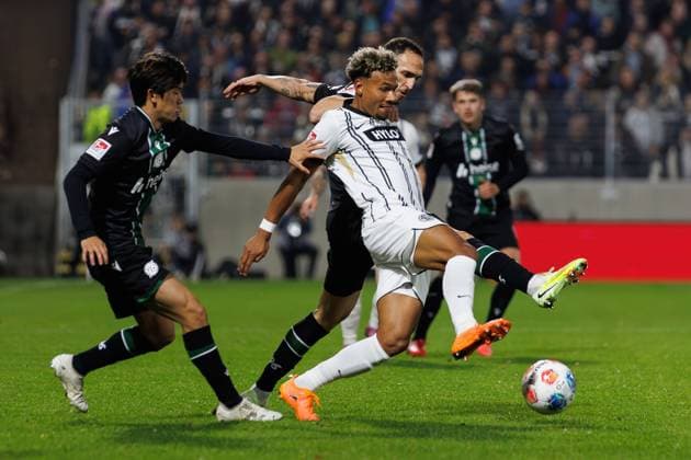 Bambase Conte SV 07 Elversberg in a duel with Virgil Ghia Hannover 96 and Hayate Matsuda Hannover 96 , SV Elversberg vs Hannover 96, Football, 2 Bundesliga, Matchday 11, Season 2025 2026, 31 10 2025 DFB regulations prohibit any use of photographs as image sequences and or quasi video SV Elversberg vs Hannover 96, Football, 2 Bundesliga, Matchday 11, Season 2025 2026, 31 10 2025 Copyright: xEibner-Pressefoto AlexanderxNeisx EP_ANS