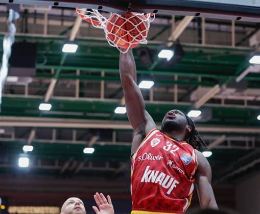 In the picture from left Robin Christen Science City Jena, 8 against the dunk of Charles Thompson Wuerzburg Baskets, 32 31 10 2025, Basketball, Fitness First Wuerzburg Baskets vs Science City Jena, easyCredit BBL, Matchday 6, Germany, Wuerzburg, tectake Arena, Copyright: HMBxMedia xJulienxBecker